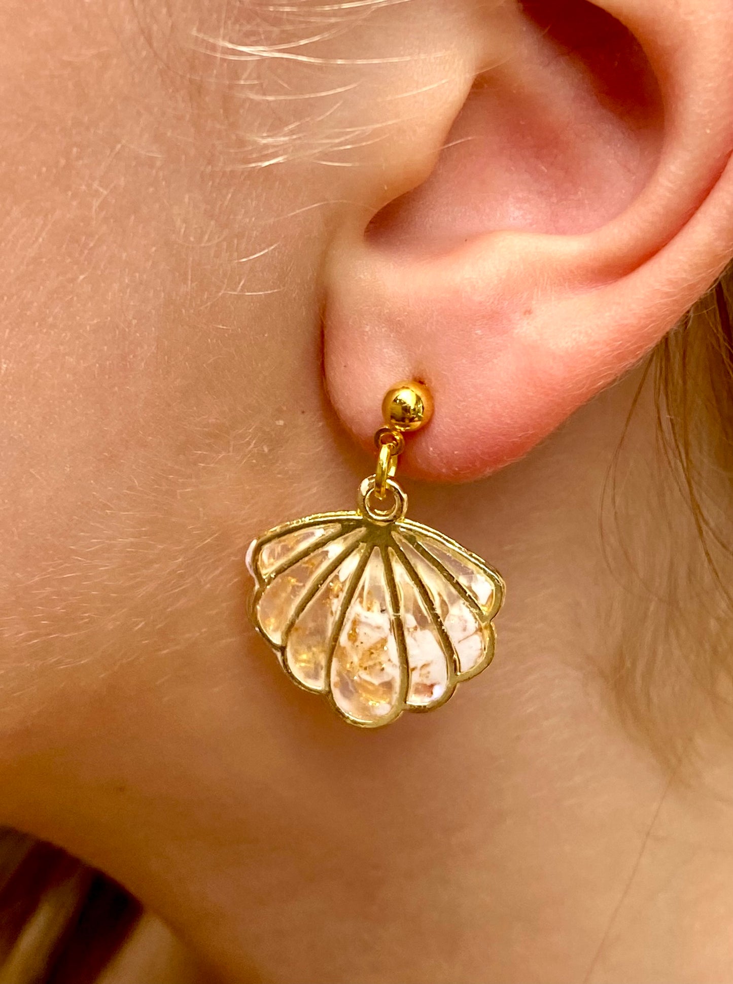 Pendientes marmolados concha blanco y dorado