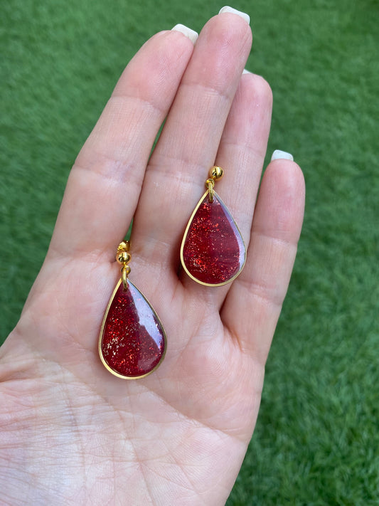 Pendientes con cerco en rojo y dorado
