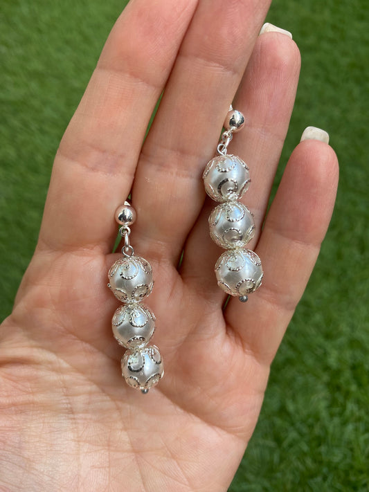 Pendientes largos con tres perlas y filigrana plateada
