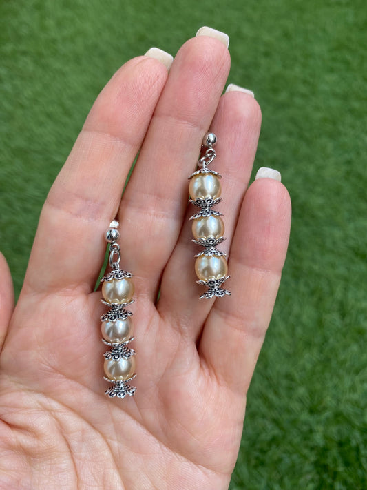 Pendientes largos con tres perlas en color crudo y filigrana plateada envejecida