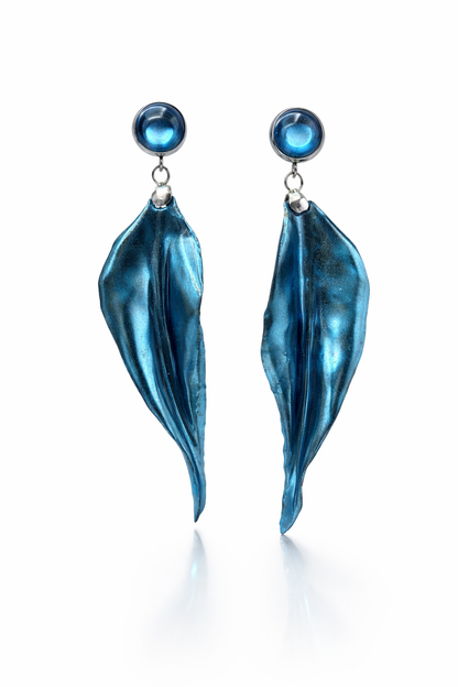 Pendientes naturales en forma de hoja, en color azul cielo metalizado.