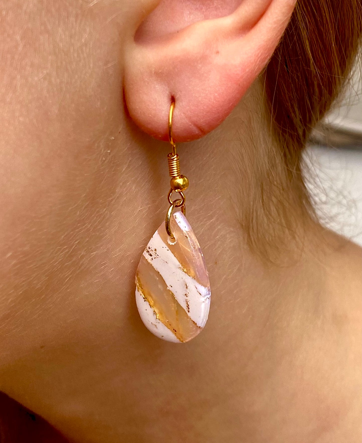 Pendientes gota blanco y dorado gancho