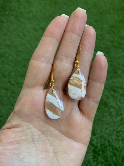 Pendientes gota blanco y dorado gancho