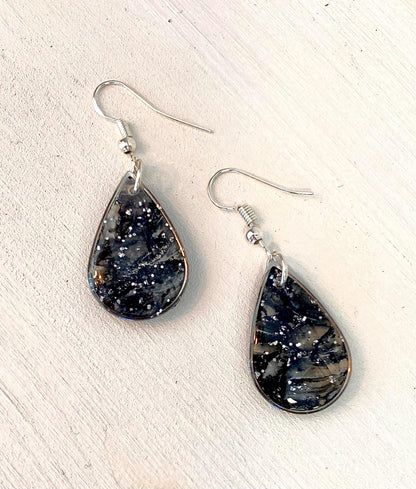 Pendientes gota en negro y plata con cerco plateado