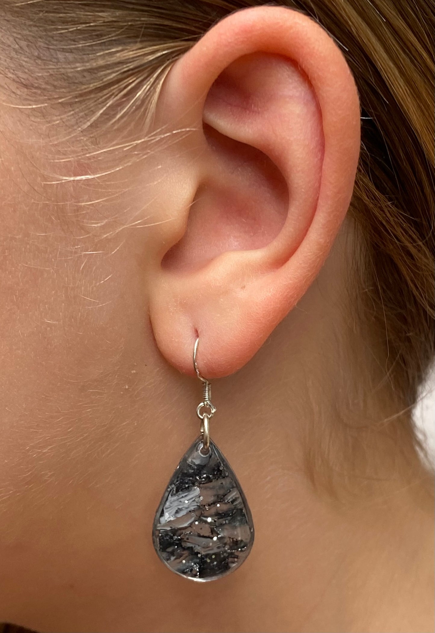 Pendientes gota en negro y plata con cerco plateado