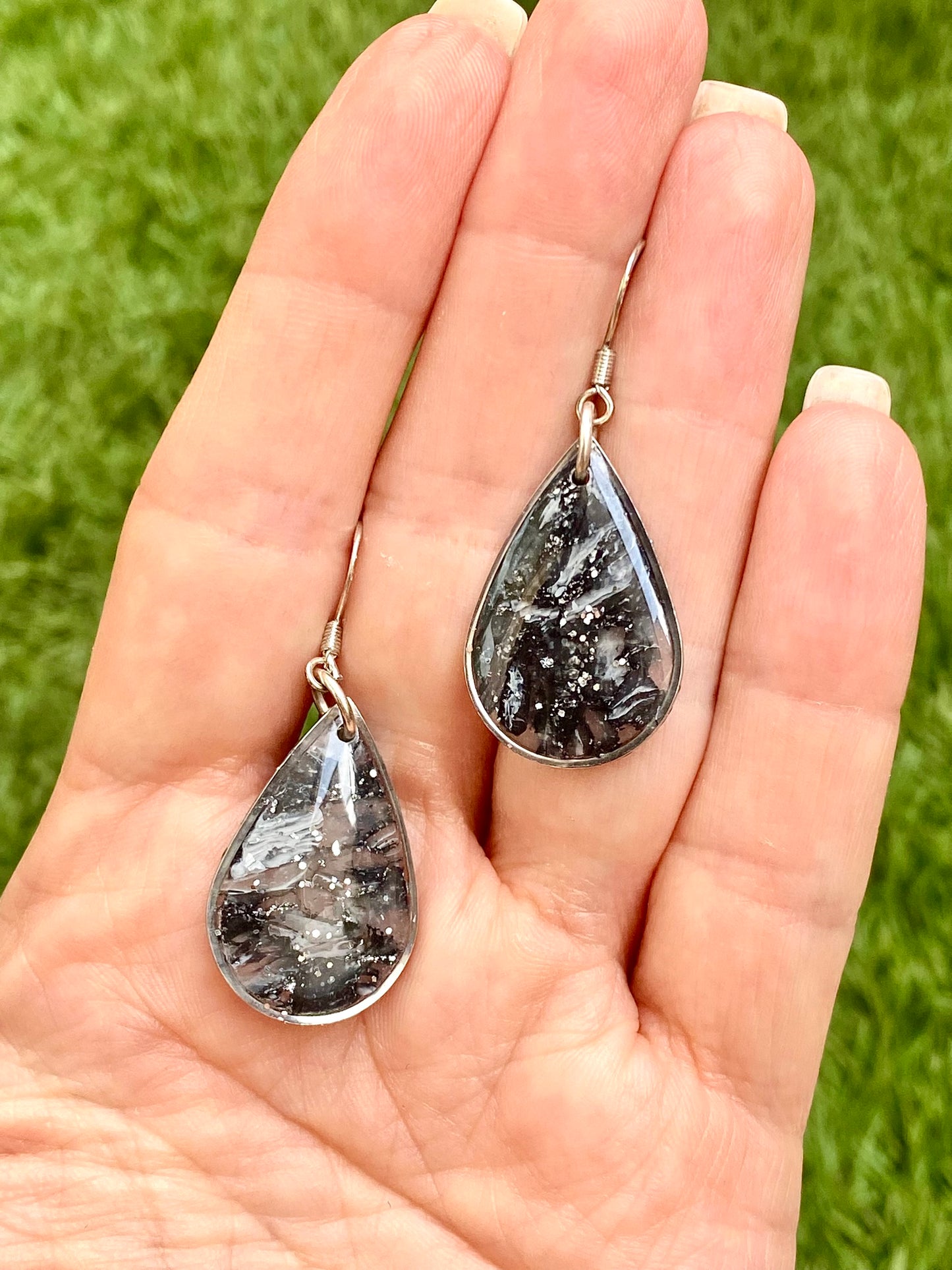 Pendientes gota en negro y plata con cerco plateado