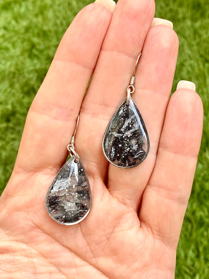 Pendientes gota en negro y plata con cerco plateado