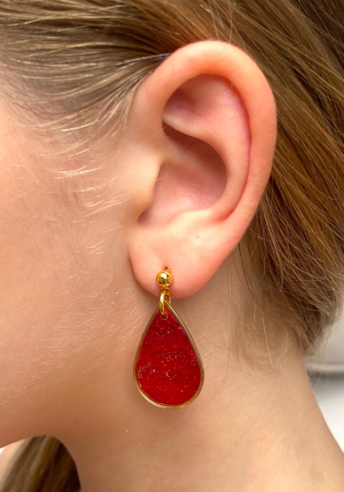 Pendientes con cerco en rojo y dorado