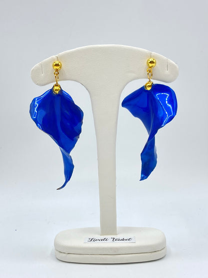 Hoja larga y ancha azul