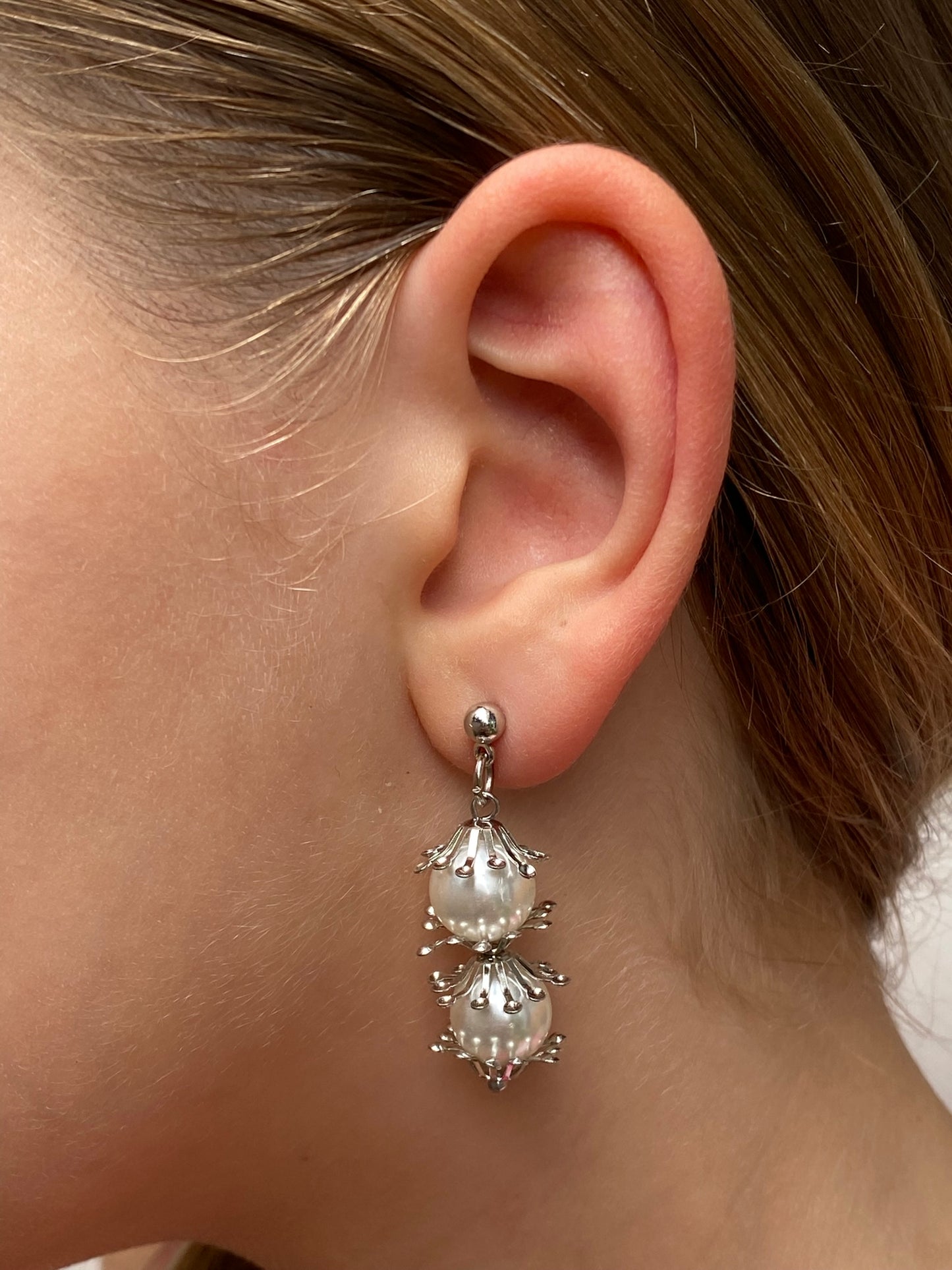 Pendientes largos con dos perlas y filigrana plateada