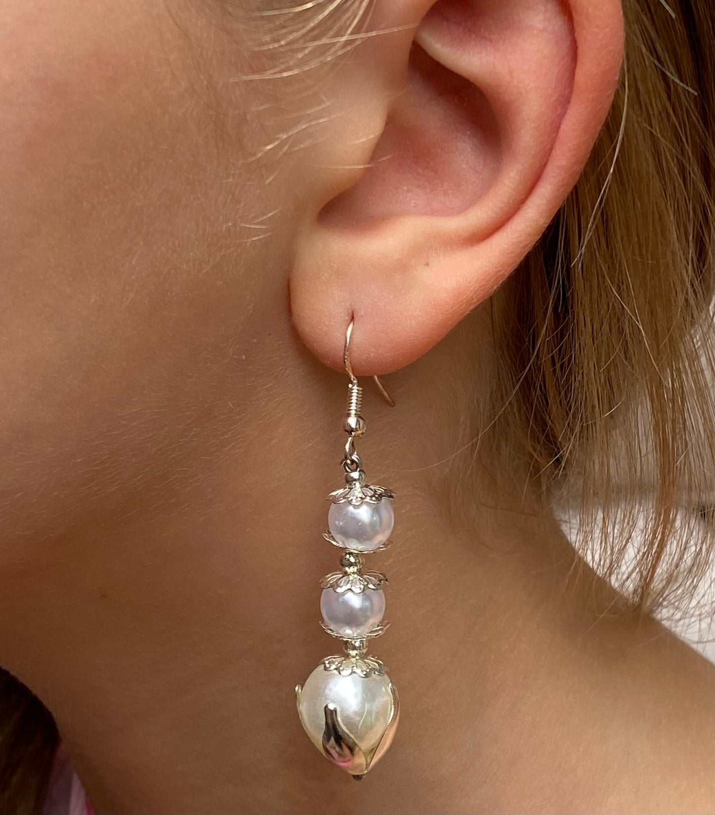 Pendientes largos con tres perlas y filigrana plateada