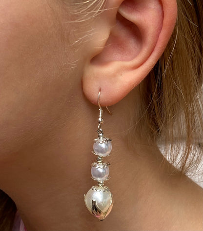 Pendientes largos con tres perlas y filigrana plateada