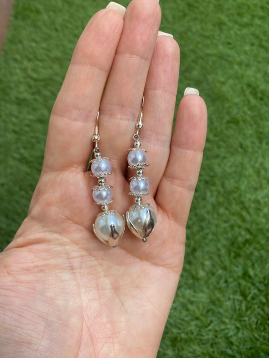 Pendientes largos con tres perlas y filigrana plateada