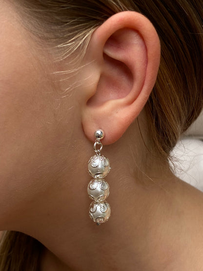 Pendientes largos con tres perlas y filigrana plateada