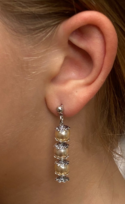 Pendientes largos con tres perlas en color crudo y filigrana plateada envejecida