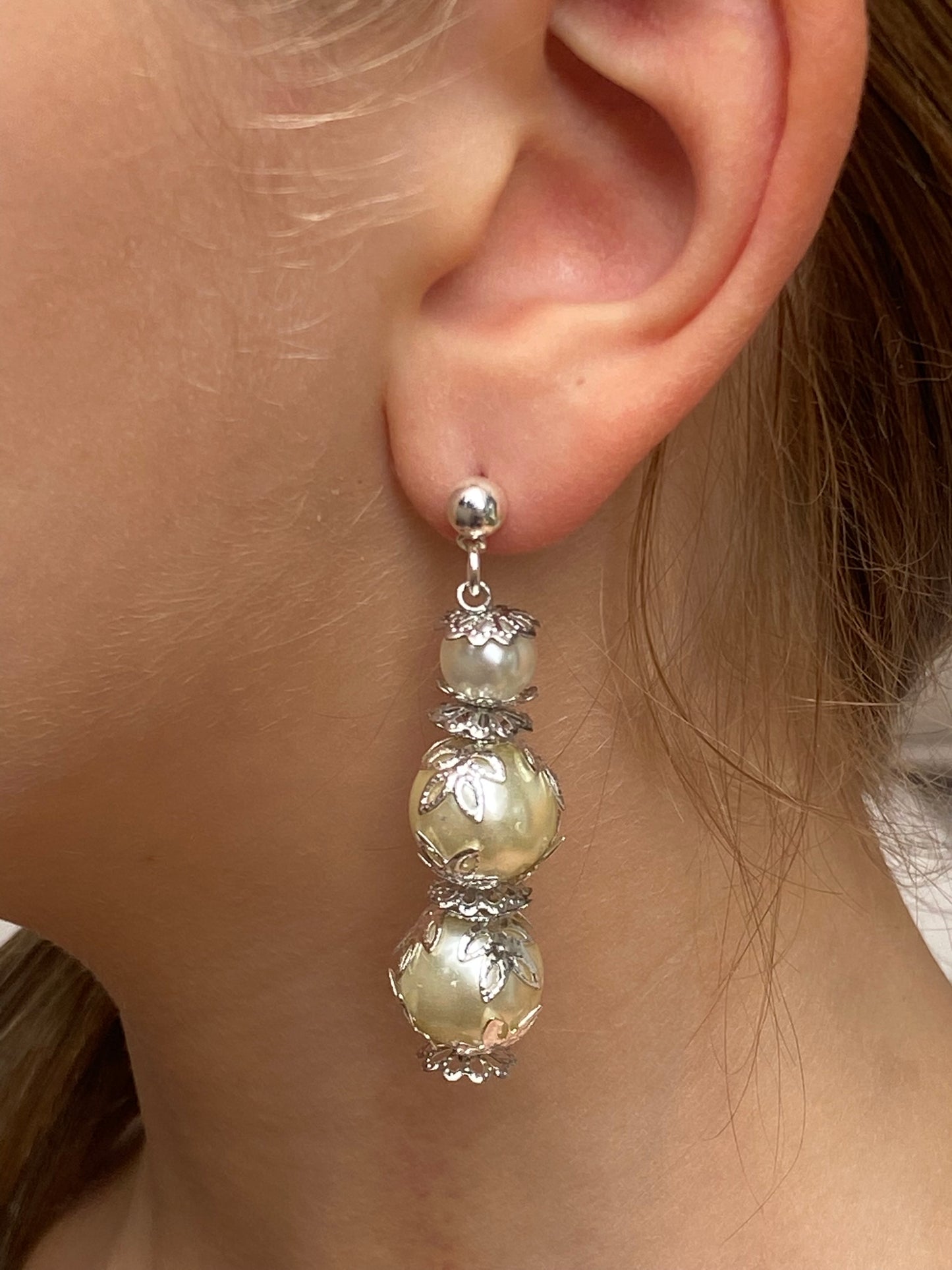 Pendientes largos con tres perlas y filigrana plateada.