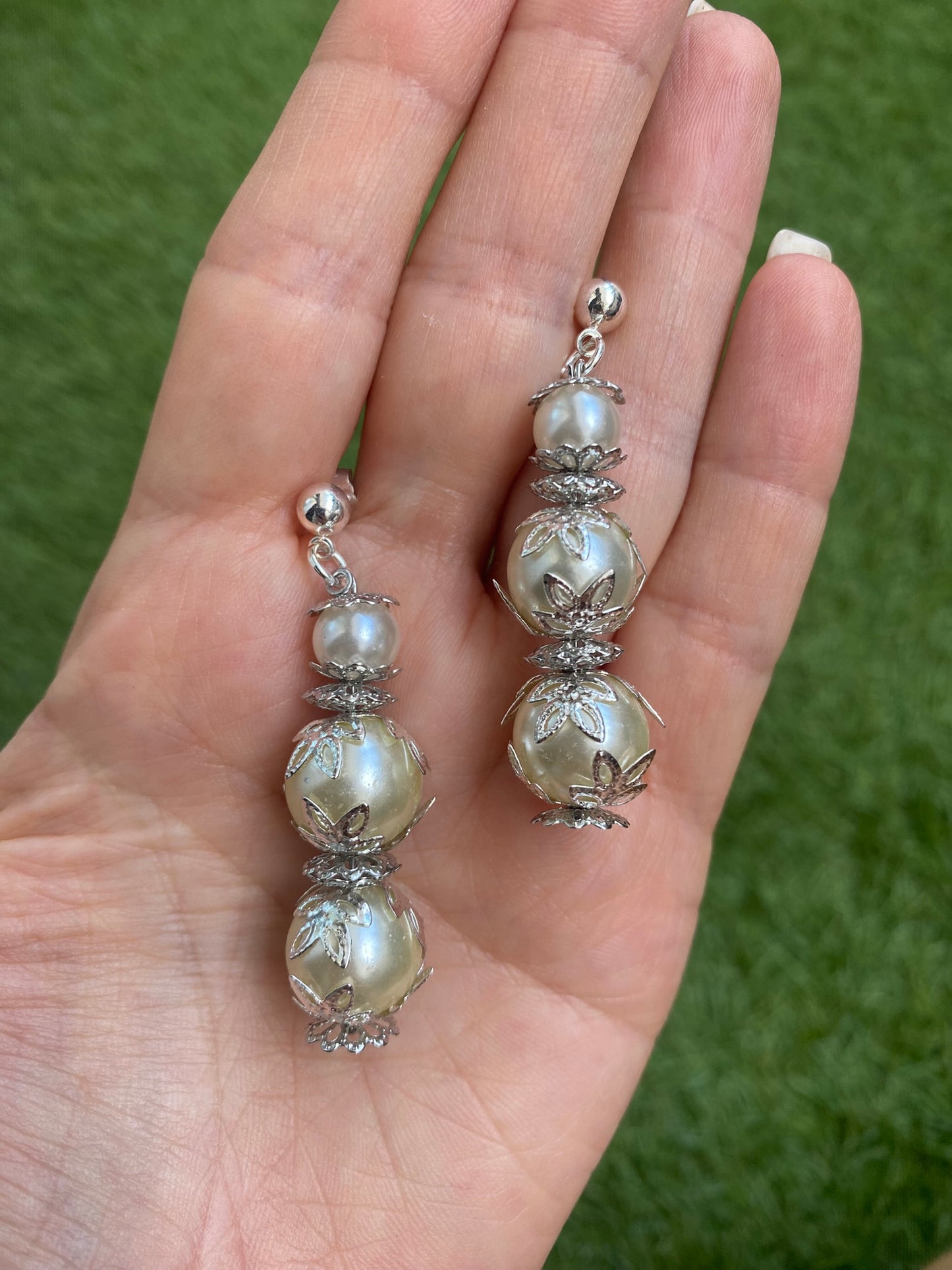 Pendientes largos con tres perlas y filigrana plateada.