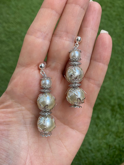 Pendientes largos con tres perlas y filigrana plateada.