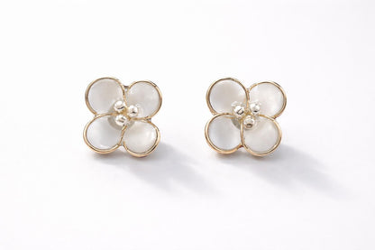 Pendientes SWEET FLOWER pequeños en nácar y plateado