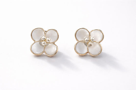Pendientes SWEET FLOWER pequeños en nácar y plateado