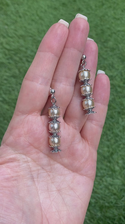 Pendientes largos con tres perlas en color crudo y filigrana plateada envejecida