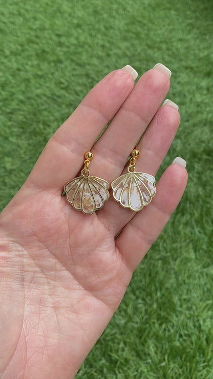 Pendientes marmolados concha blanco y dorado