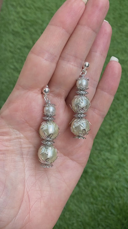 Pendientes largos con tres perlas y filigrana plateada.