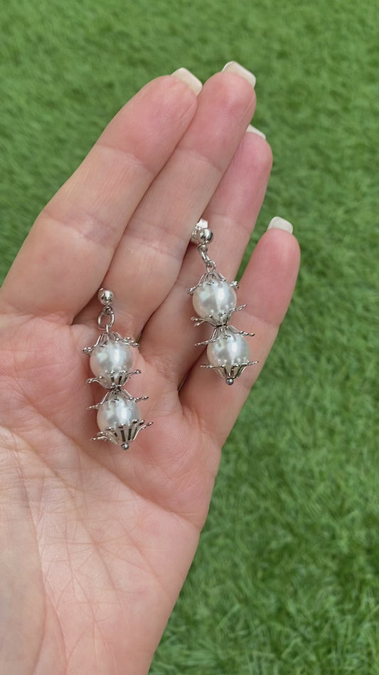 Pendientes largos con dos perlas y filigrana plateada