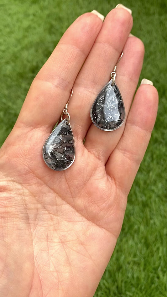 Pendientes gota en negro y plata con cerco plateado