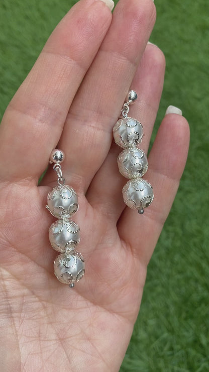 Pendientes largos con tres perlas y filigrana plateada